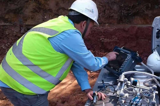 A NDT Engineer doing ultrasonic testing